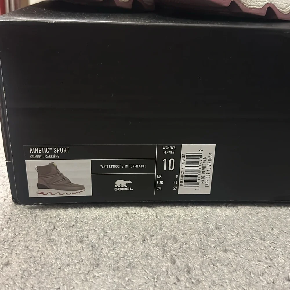 Sorel Kinetic sport boot
Quarry / Carrière
Size 10US women’s
Winter Boots - Picture 2 of 4